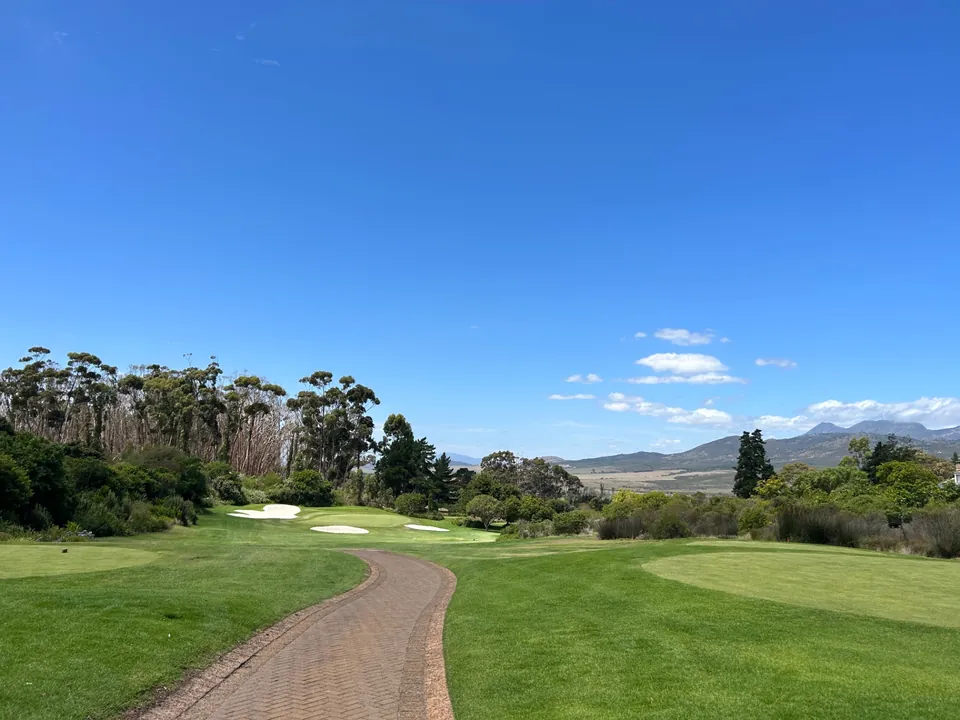 Golfplatz mit Bergblick
