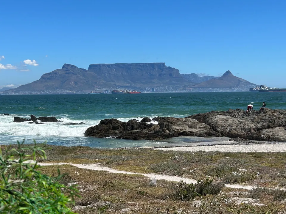 Der Tafelberg von der Küste bei Melkbosstrand aus gesehen