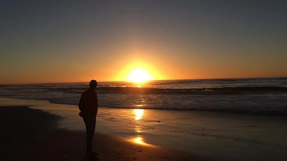 Alex am Strand von Melkbosstrand bei Sonnenuntergang
