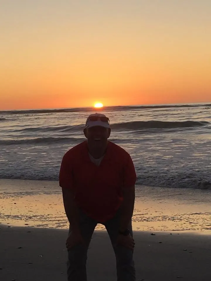 Ein ruhiger Moment am Strand bei Sonnenuntergang