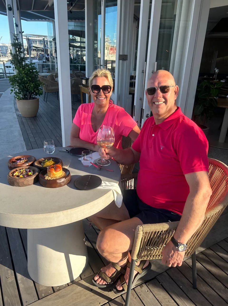 Lorraine und Alex bei einer Wein- und Genussreise