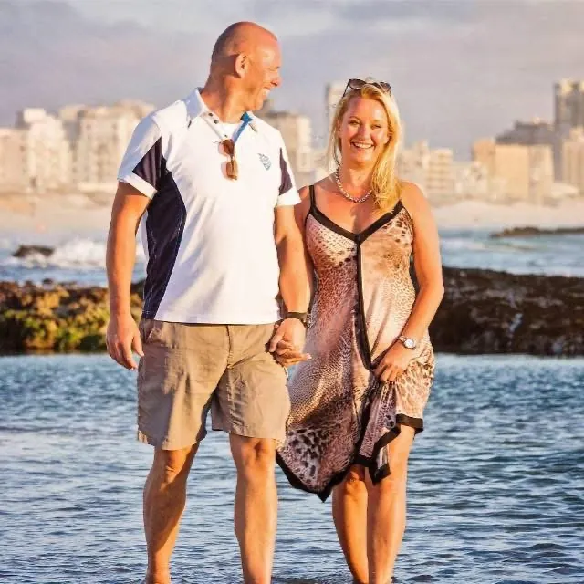 Lorraine und Alex im Meer bei Sonnenuntergang