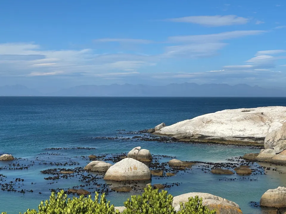 Felsen und ruhiges Wasser am Boulders Beach