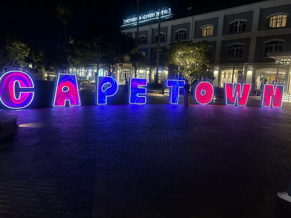 Der beleuchtete Cape-Town-Schriftzug an der Victoria & Alfred Waterfront