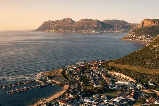 Haventje aan False Bay bij zonsondergang