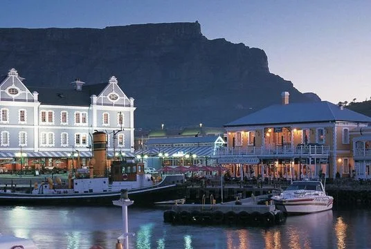 V&A Waterfront in de avond met de Tafelberg