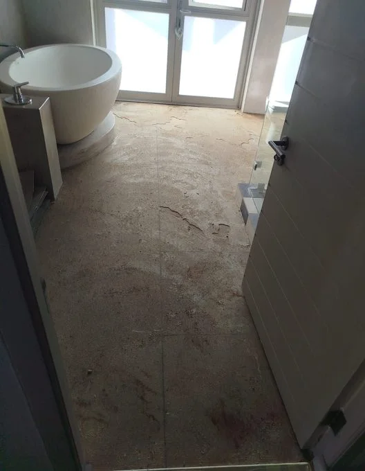 Badkamer in aanbouw met vrijstaand bad en tuindeuren