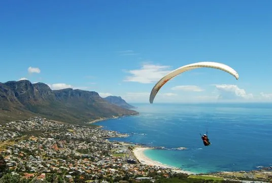 Paraglider boven Camps Bay